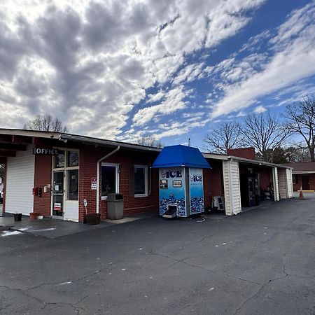 Oyo Palm Leaf Motel Ashland Exterior photo